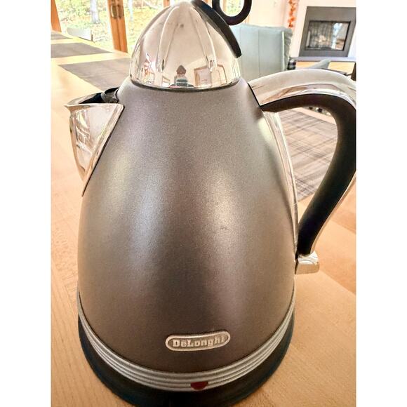 DELONGHI ELECTRIC WATER KETTLE - Picture 1 of 8